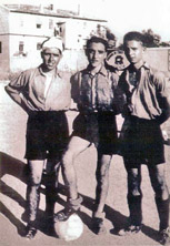 En el campo de la Alameda con sus amigosChica (izda.) y Manuel Gallego (dcha.)